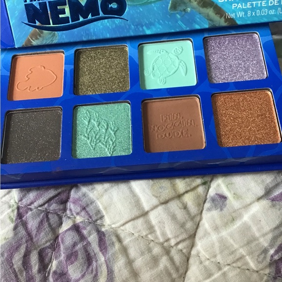 Finding Nemo Disney 17 pcs Set Makeup Revolution Eyeshadow lip oil brush bag New - Picture 9 of 14